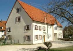 Dorfzentrum mit Ortsverwaltung, Archiv, Heimatmuseum, Kindergarten und Veranstaltungsraum